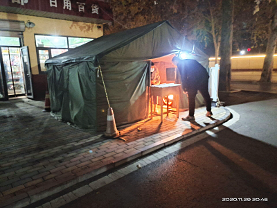 石铁老师的坚守，让同学们放心学习